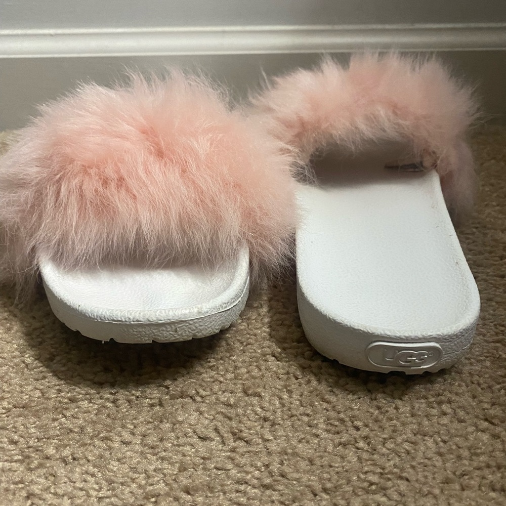UGG sandal - very gently used- handful at most!! Size 8 womens fur UGG sandal